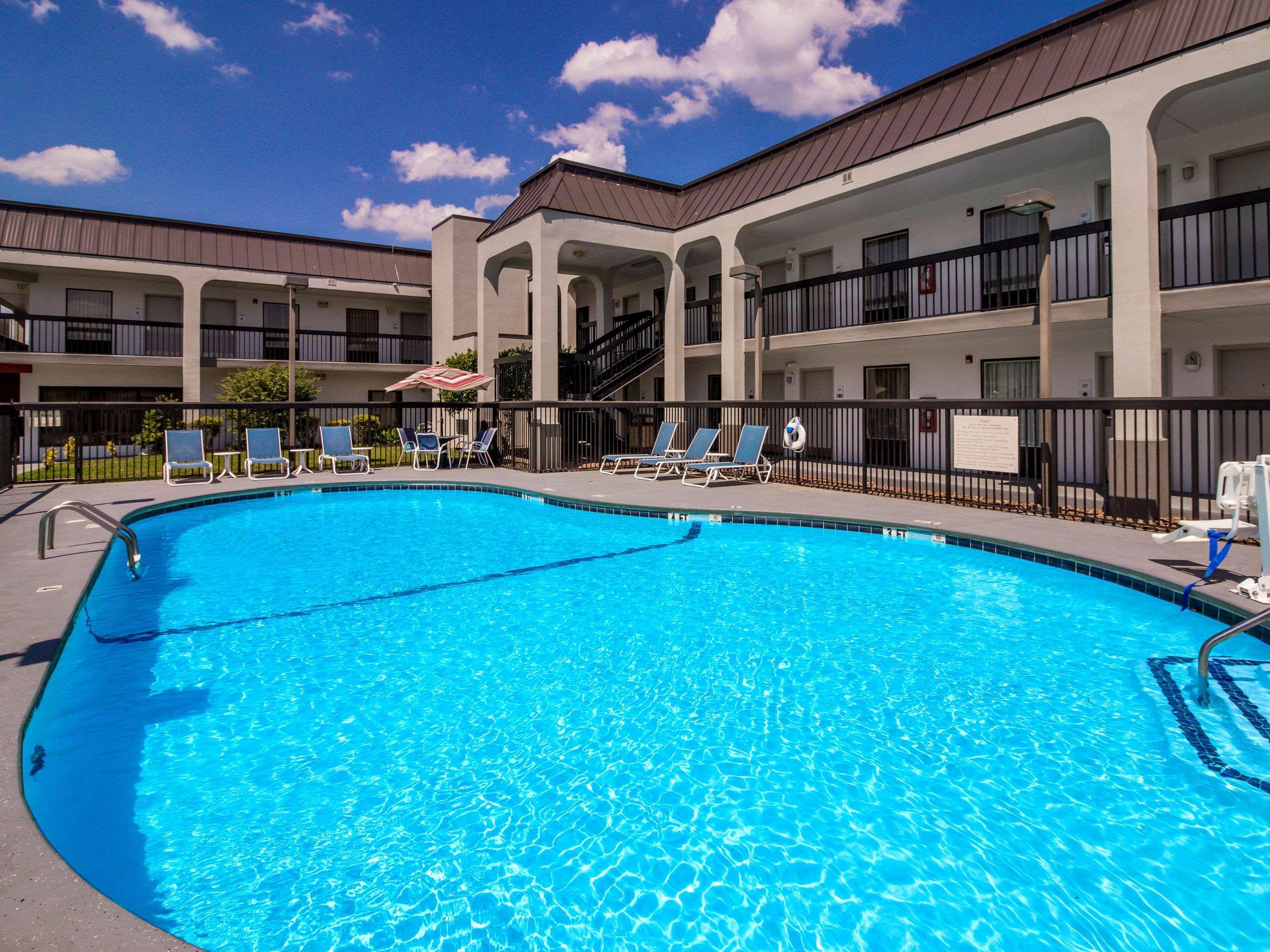Clarion Inn Cleveland Near University Экстерьер фото
