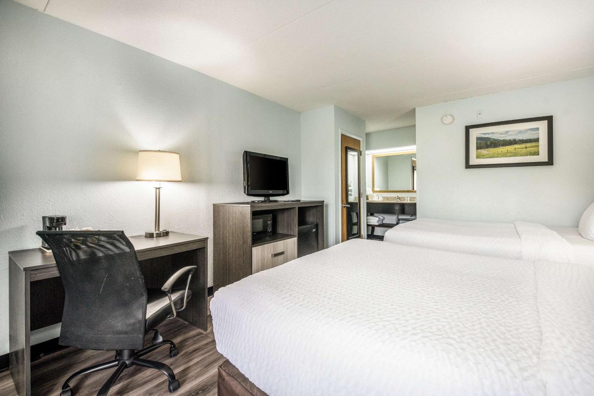 Clarion Inn Cleveland Near University Экстерьер фото
