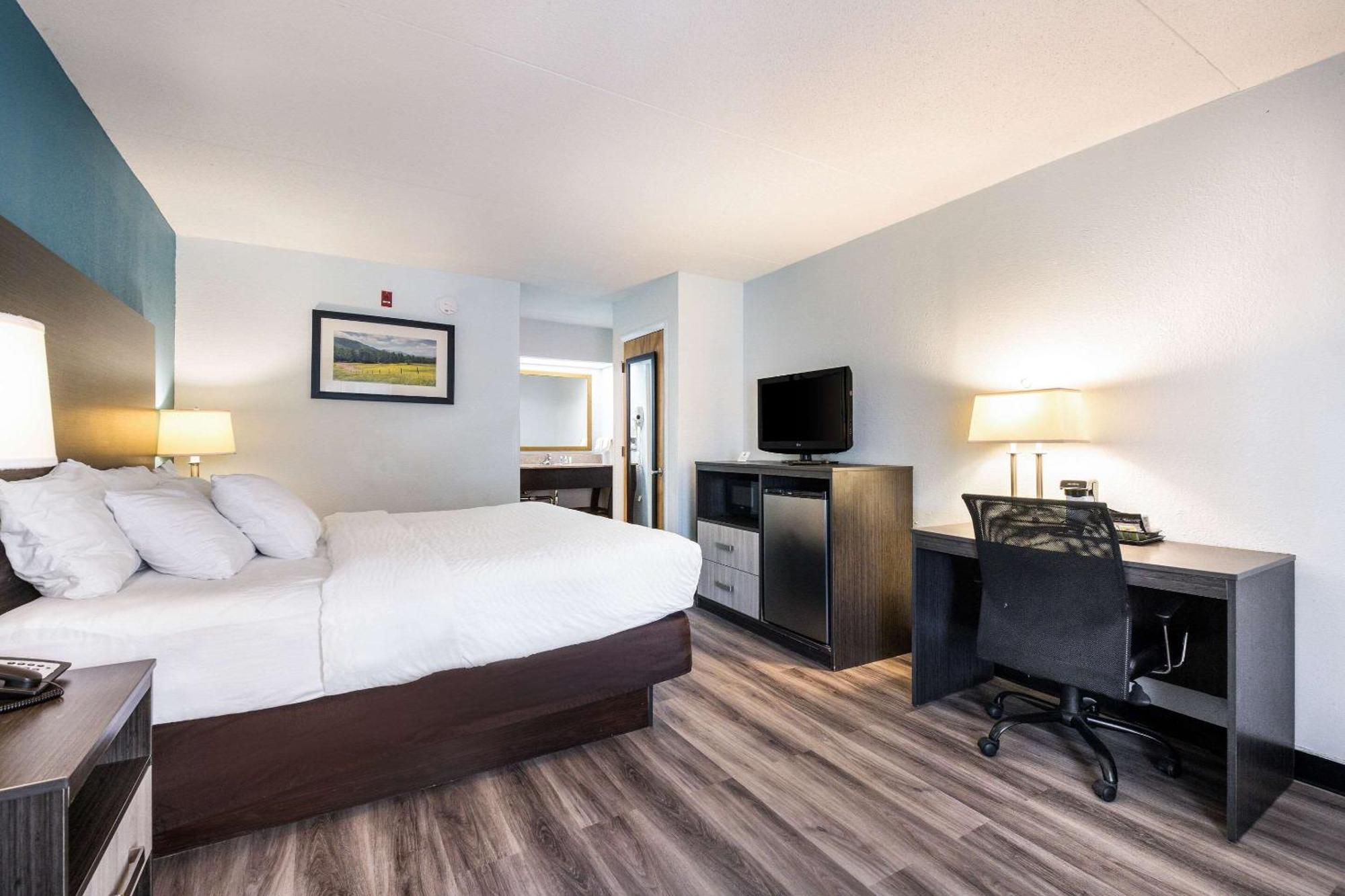 Clarion Inn Cleveland Near University Экстерьер фото